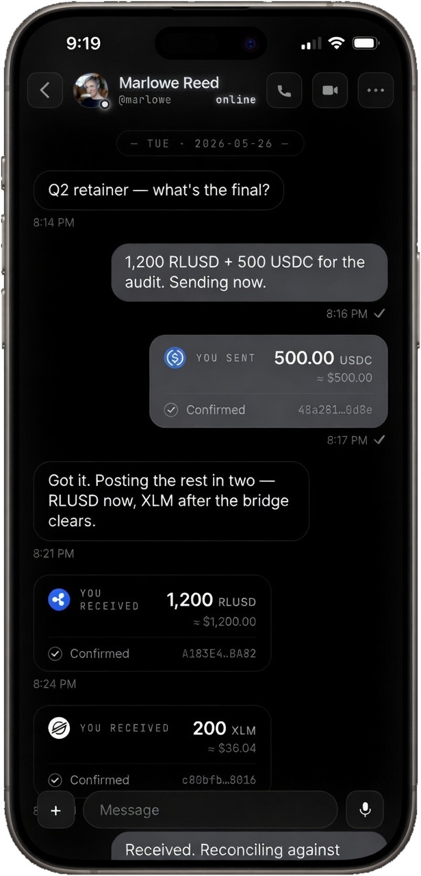 Chat de Qlavis — una conversación cifrada con pagos USDC, RLUSD y XLM dentro del chat
